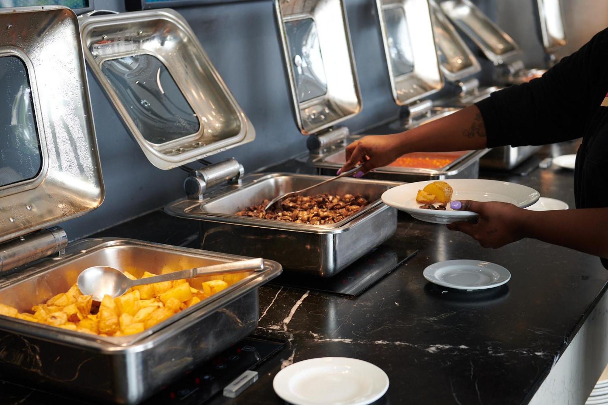 The Capital Pearls Hotel Durban Kültér fotó A chafing dish