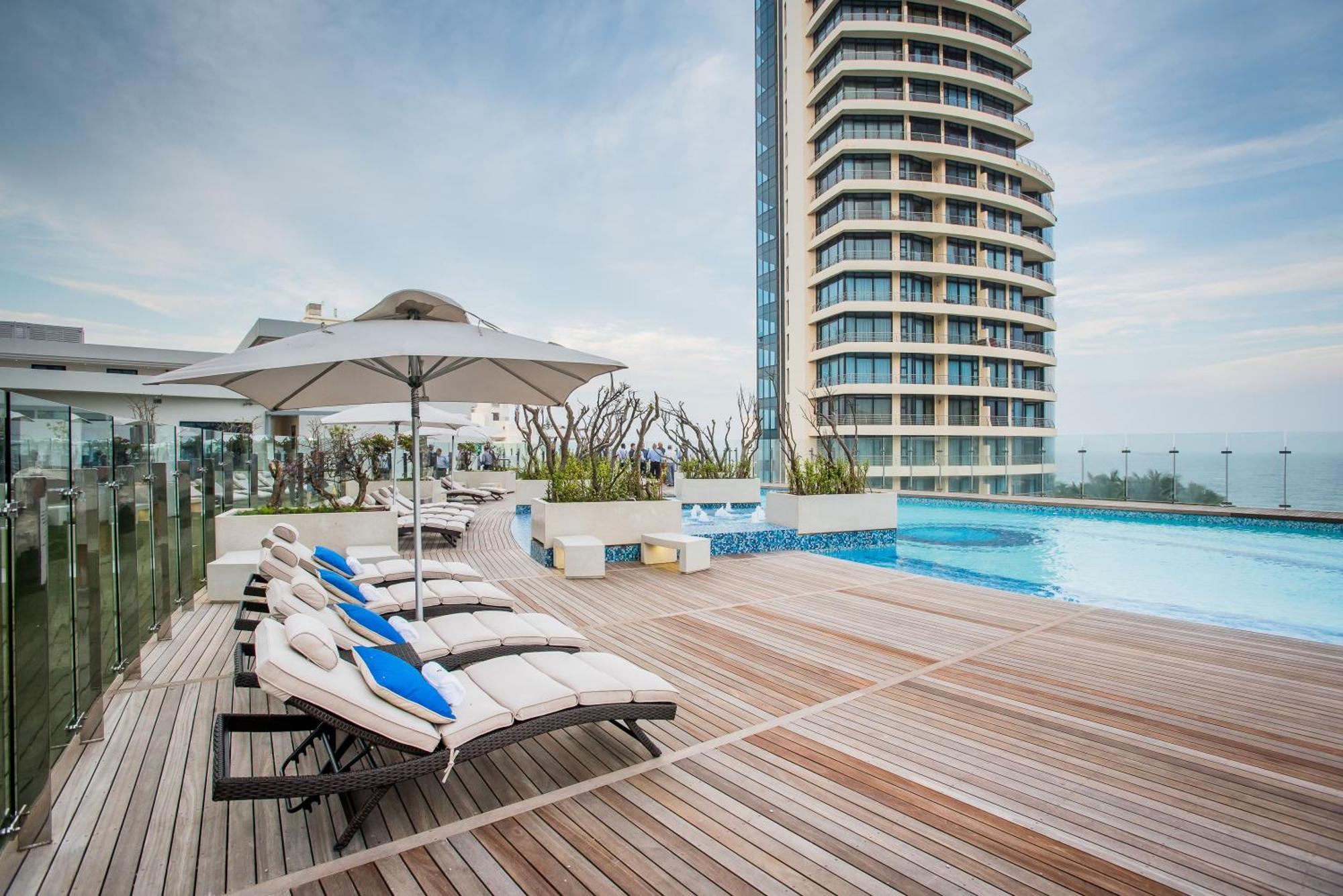 The Capital Pearls Hotel Durban Kültér fotó The swimming pool at the hotel